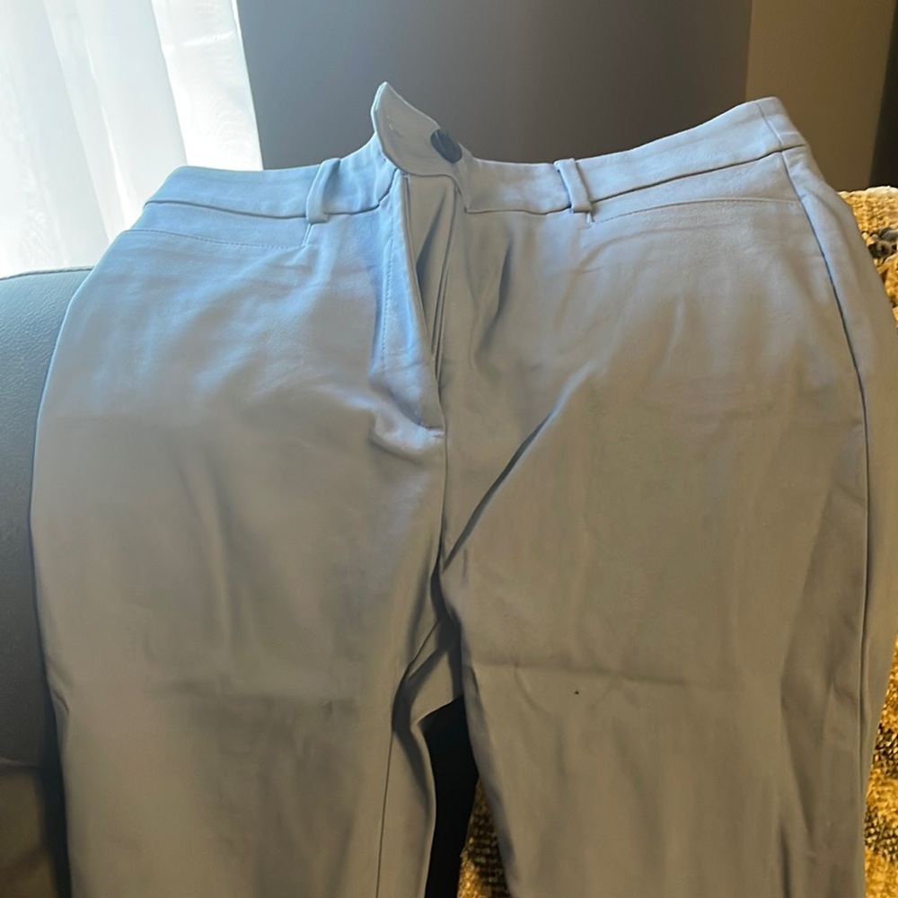 A brand new pair of pants from loft. Never worn